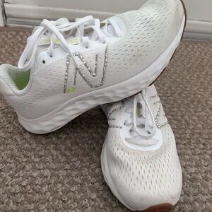 New Balance White Sneakers size W6